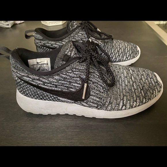 roshe tennis shoes